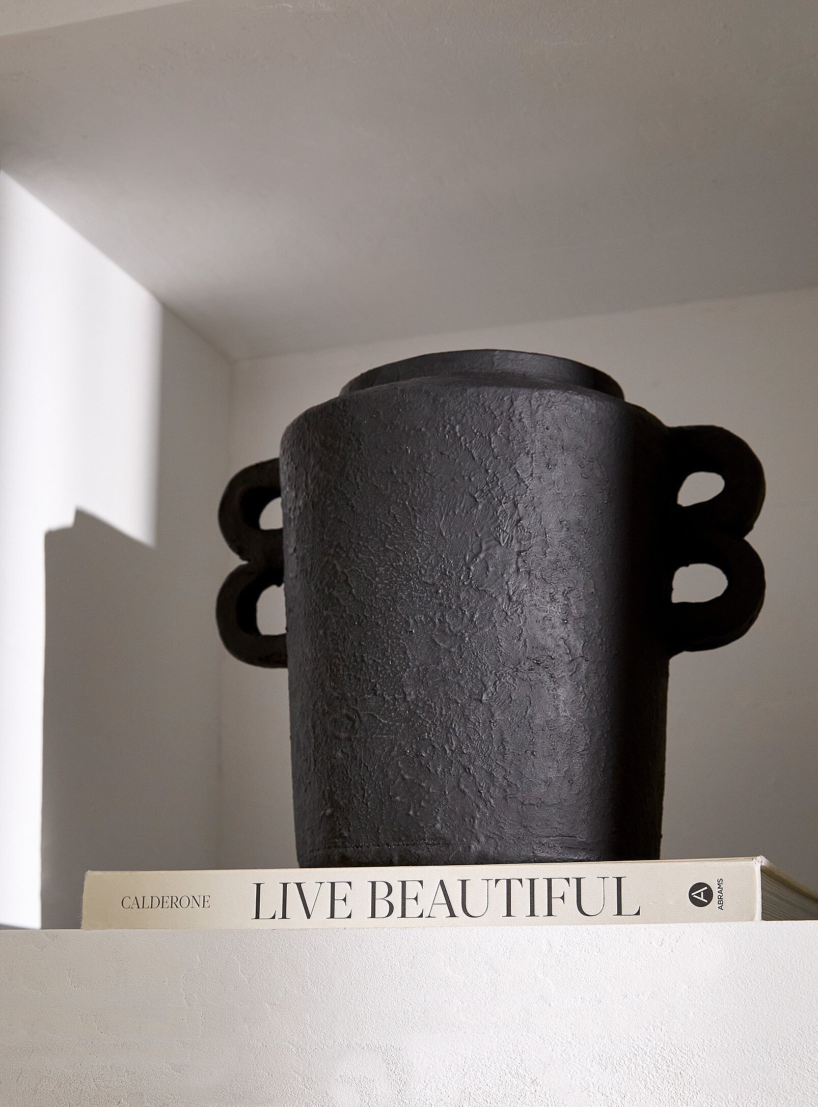 Hercules Vase - Antique Black | Vase Hercules - Noir antique
