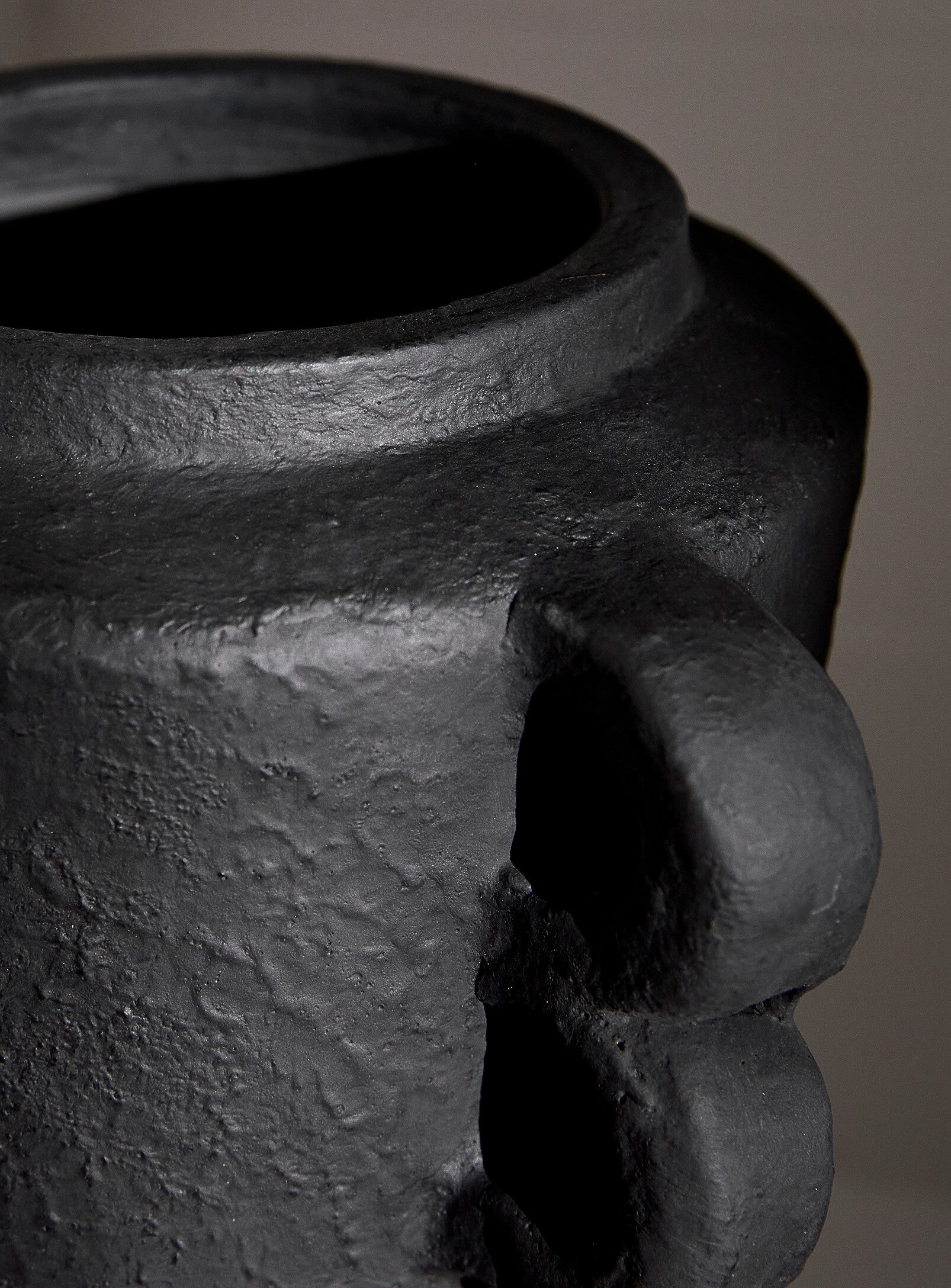 Hercules Vase - Antique Black | Vase Hercules - Noir antique