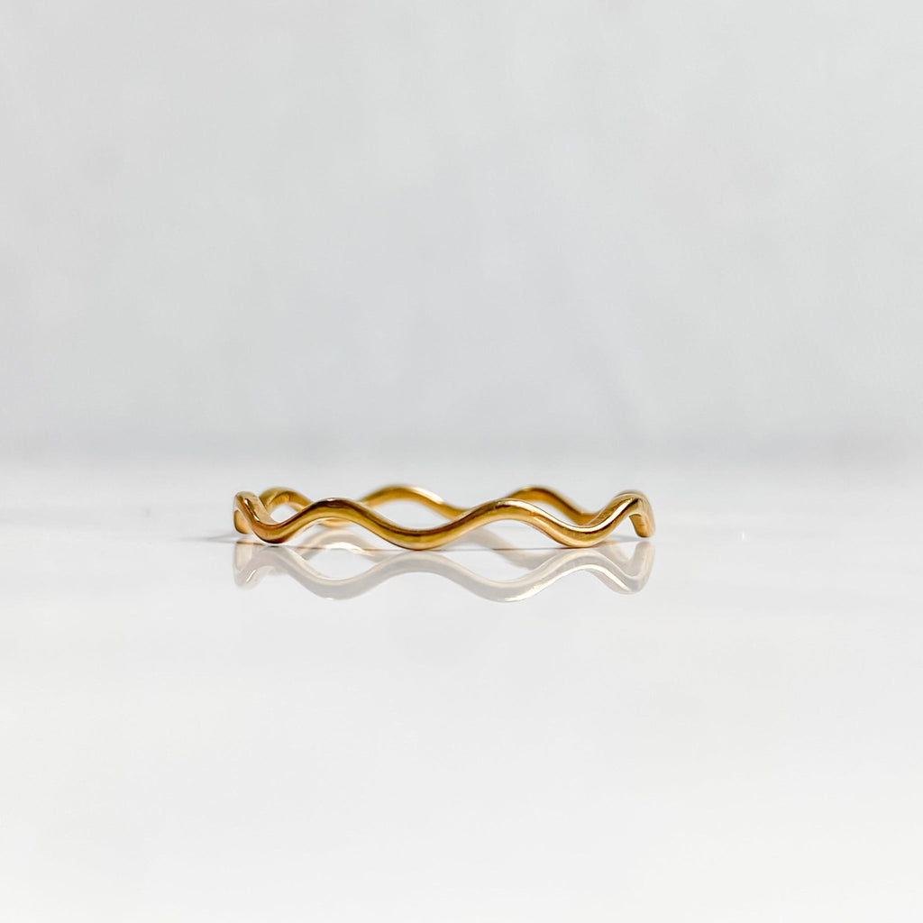 NAÏA | 18k Gold-plated stainless steel corrugated ring | LUNAKI DESIGN