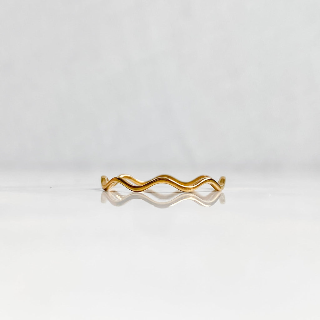 NAÏA | 18k Gold-plated stainless steel corrugated ring | LUNAKI DESIGN