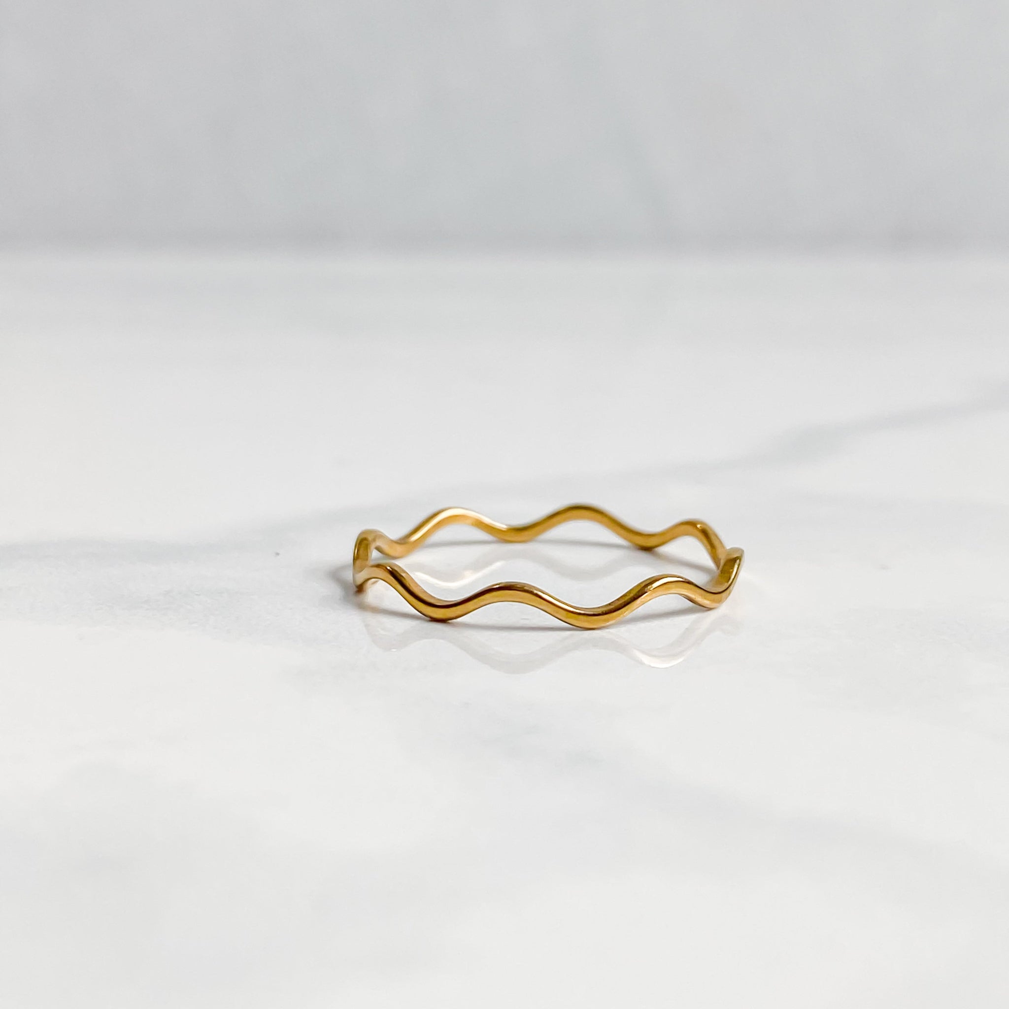 NAÏA | 18k Gold-plated stainless steel corrugated ring | LUNAKI DESIGN