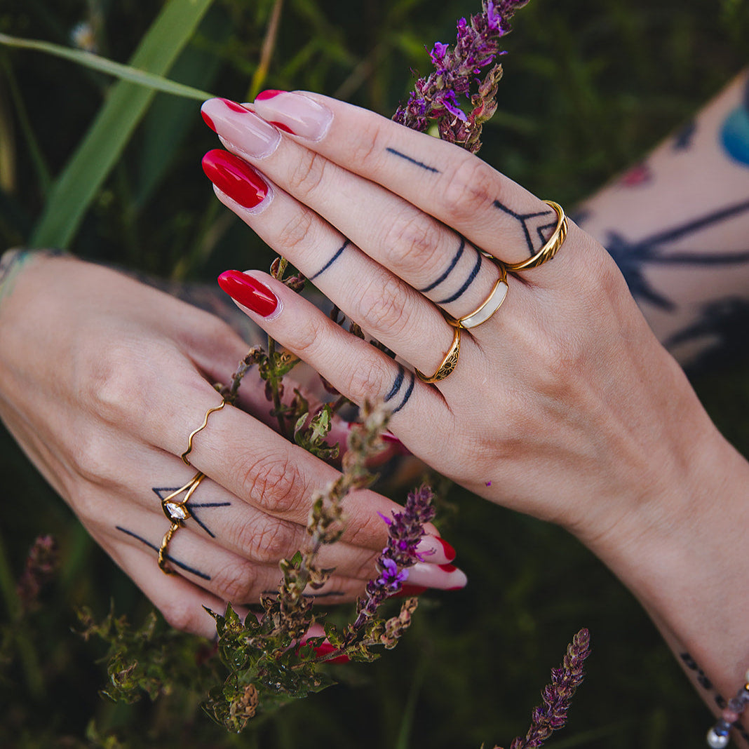 NAÏA | 18k Gold-plated stainless steel corrugated ring | LUNAKI DESIGN