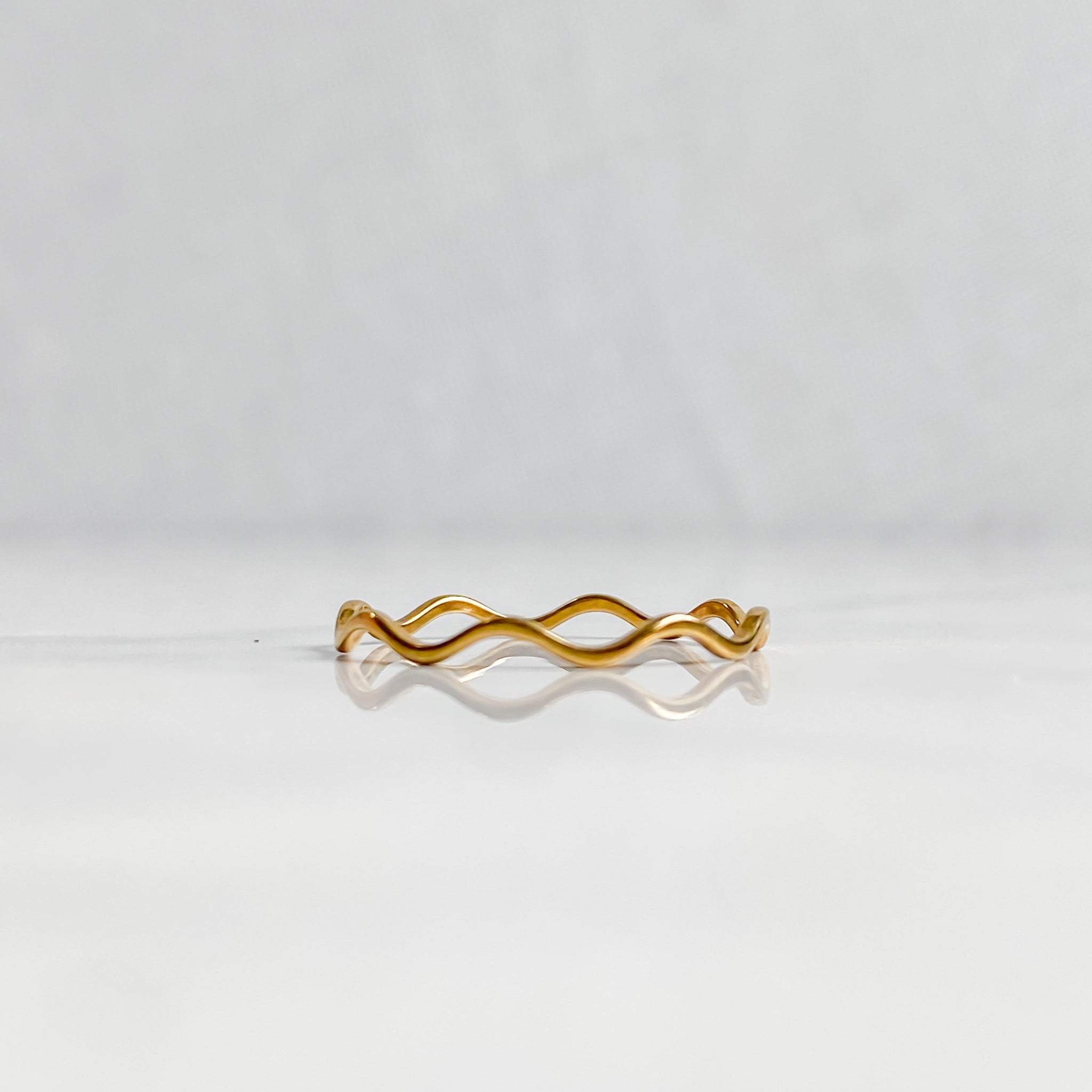 NAÏA | 18k Gold-plated stainless steel corrugated ring | LUNAKI DESIGN