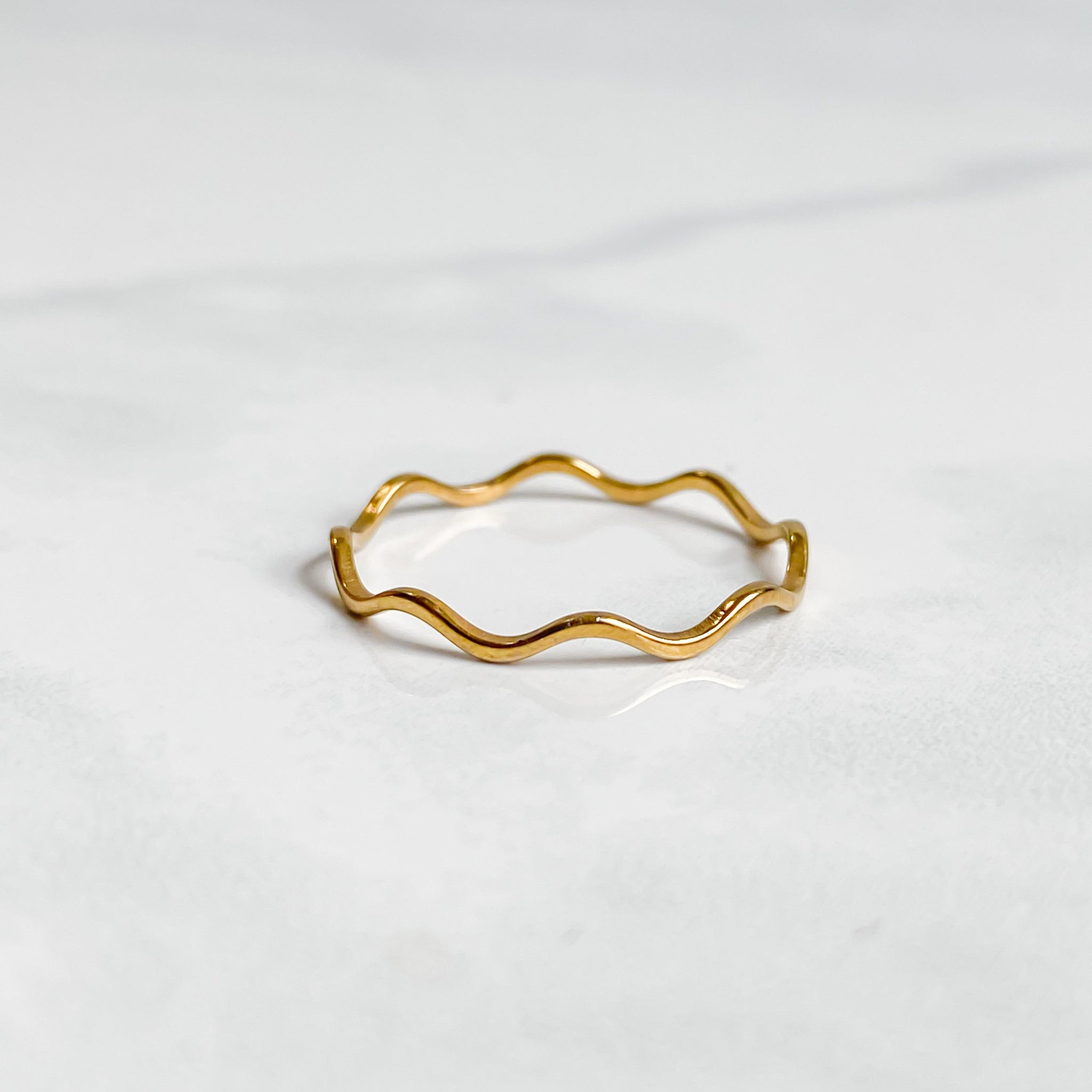 NAÏA | 18k Gold-plated stainless steel corrugated ring | LUNAKI DESIGN